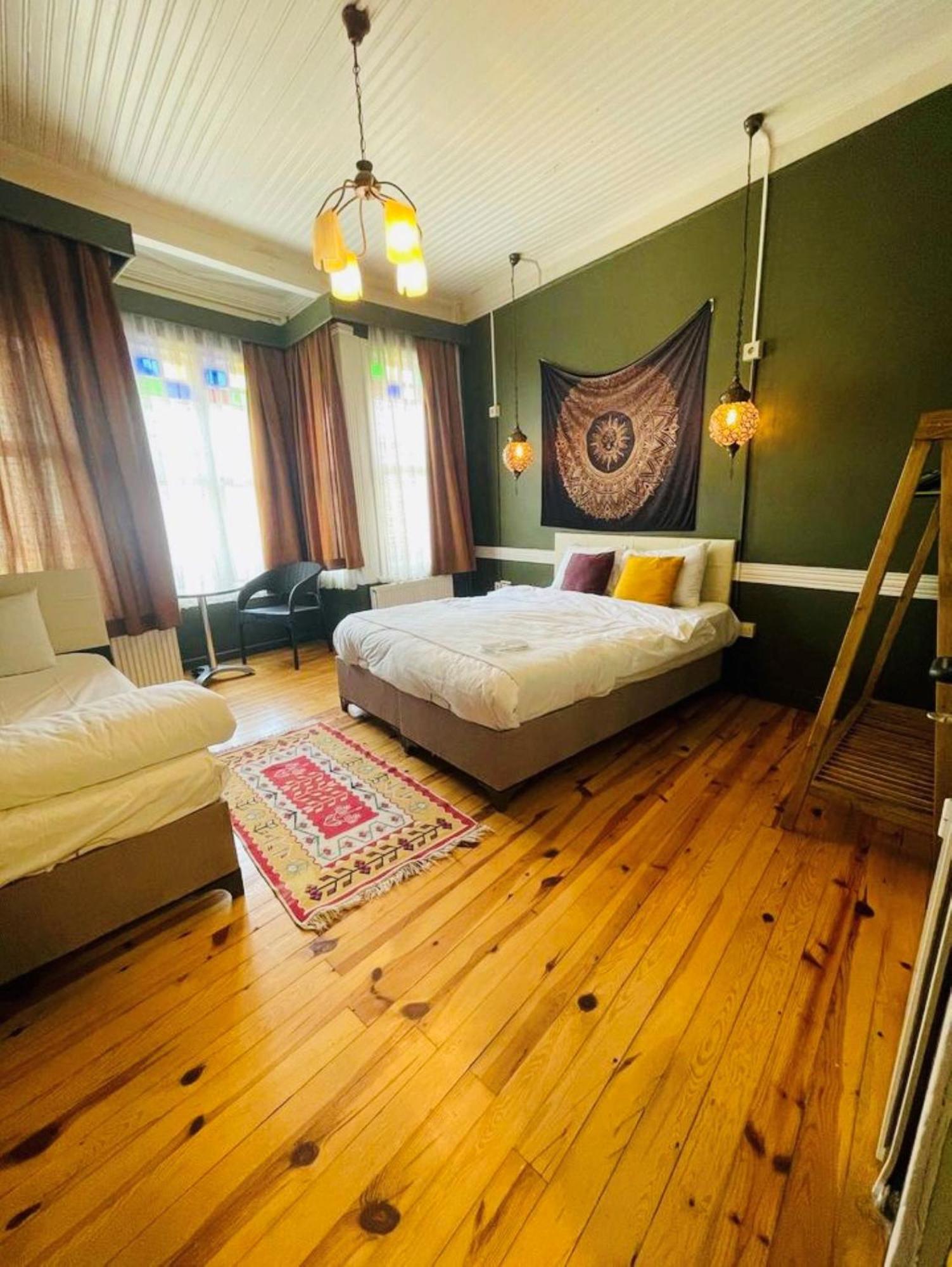 The Local & Bed & Breakfast Istanboel